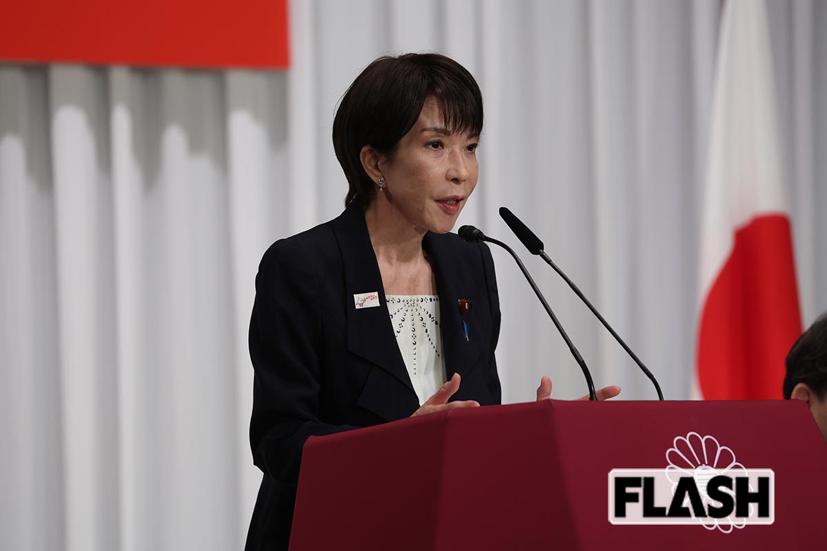高市早苗「自民党新総裁」誕生の場面で注目「まるで助さん格さん」左右の2人…人事にちらつく「裏金」「旧統一教会」問題