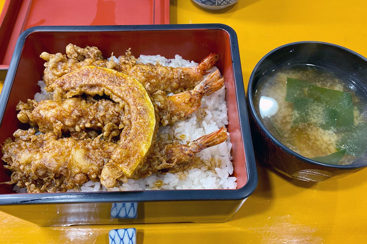 筧美和子/【天ぷら】 筧東京都目黒区・写真は記者が食べた海老天重。各種天ぷらはもちろん、うな重などもあり、メニューは充実している