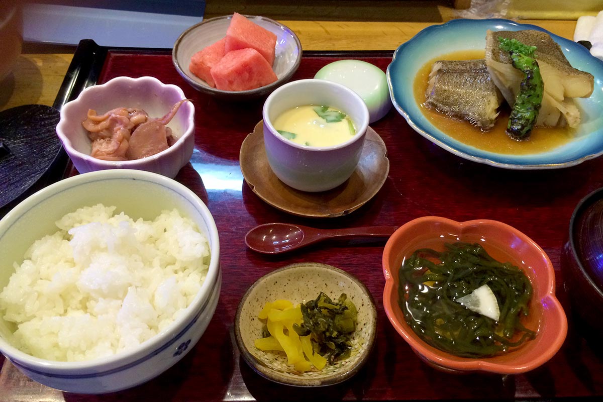 大家志津香/【いけす料理 磯太郎】 福岡県福津市・博多駅から、JRで北へ30分ほどかかる福間駅が最寄り。海が近く、地の物をリーズナブルに味わえた
