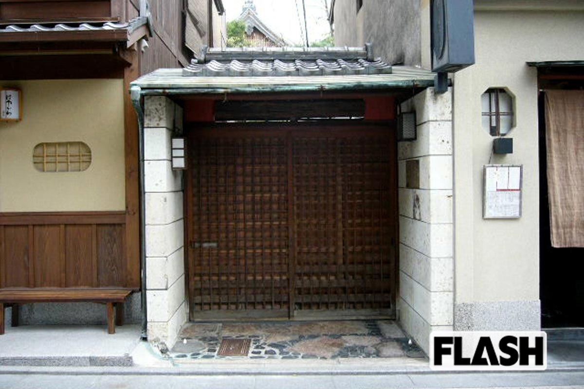 田畑智子/【祇園料理 鳥居本】京都府京都市・威厳ある佇まいで、営業時には堂々と大暖簾が掲げられる