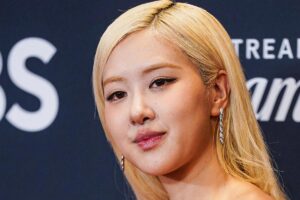「下着みたいな服」の指摘相次ぐ…BLACKPINKロゼのファッションショ…