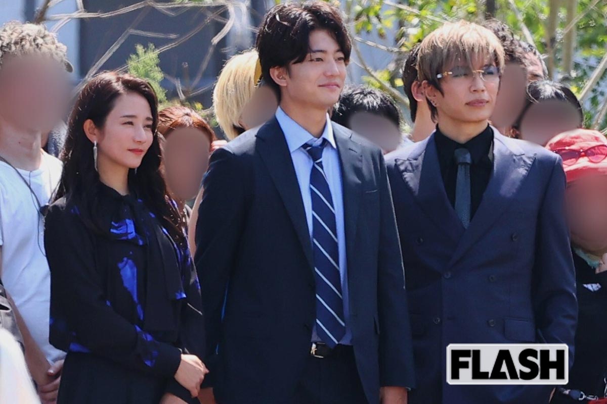 2025年8月、ラストシーンの撮影後に記念撮影をしていた（左から）木村文乃、伊藤健太郎、GACKT