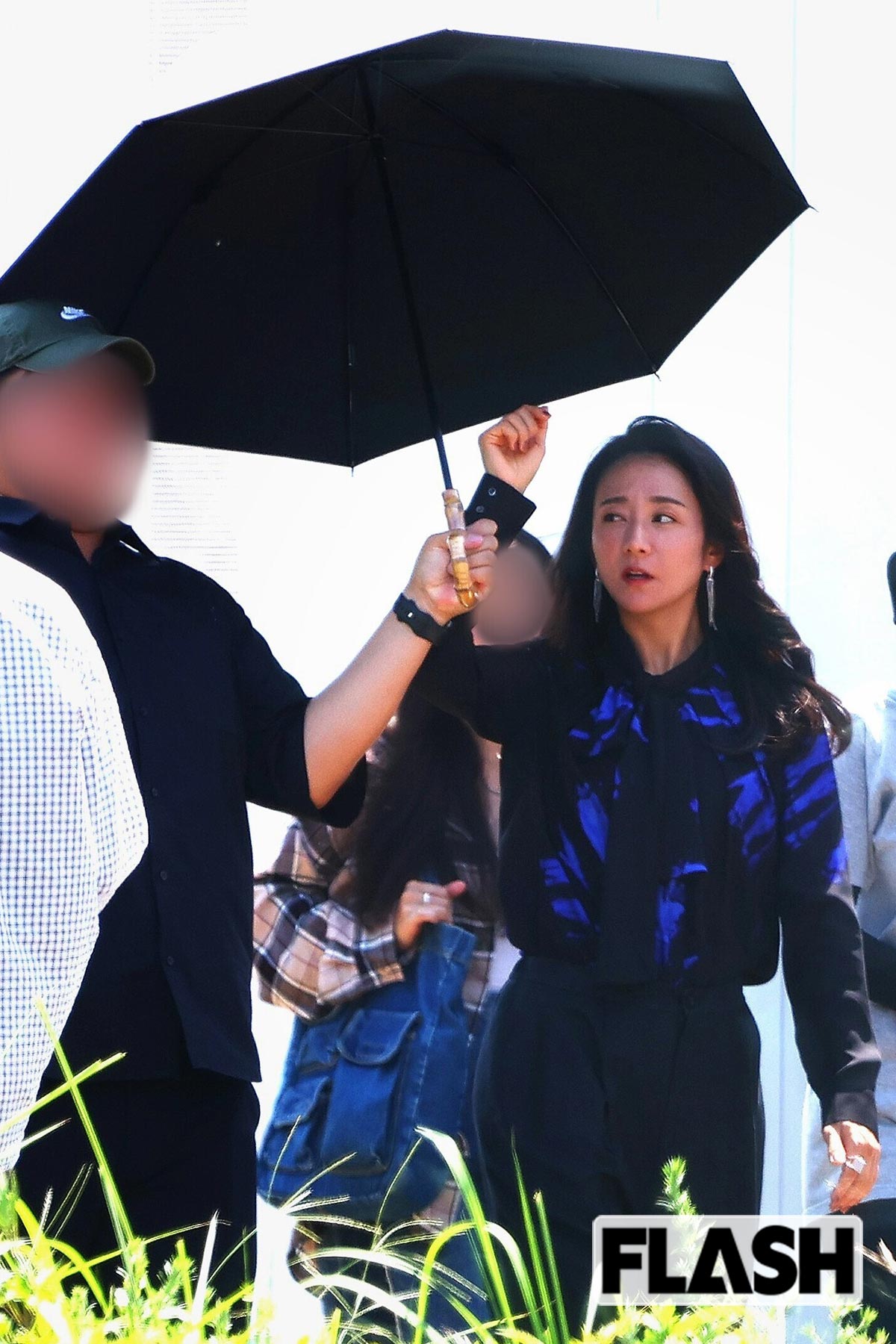 2025年8月、歩道を走り抜けるシーンを撮影していた木村文乃