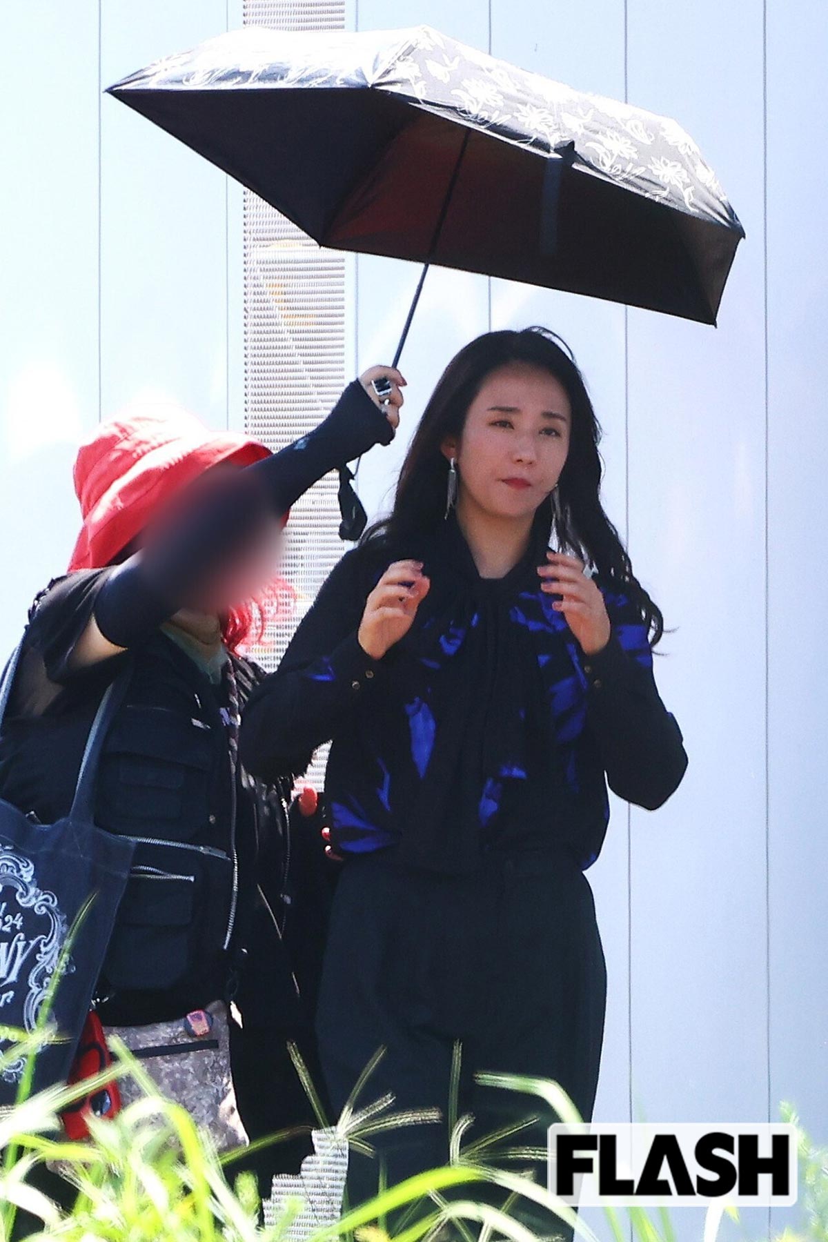 2025年8月、歩道を走り抜けるシーンを撮影していた木村文乃