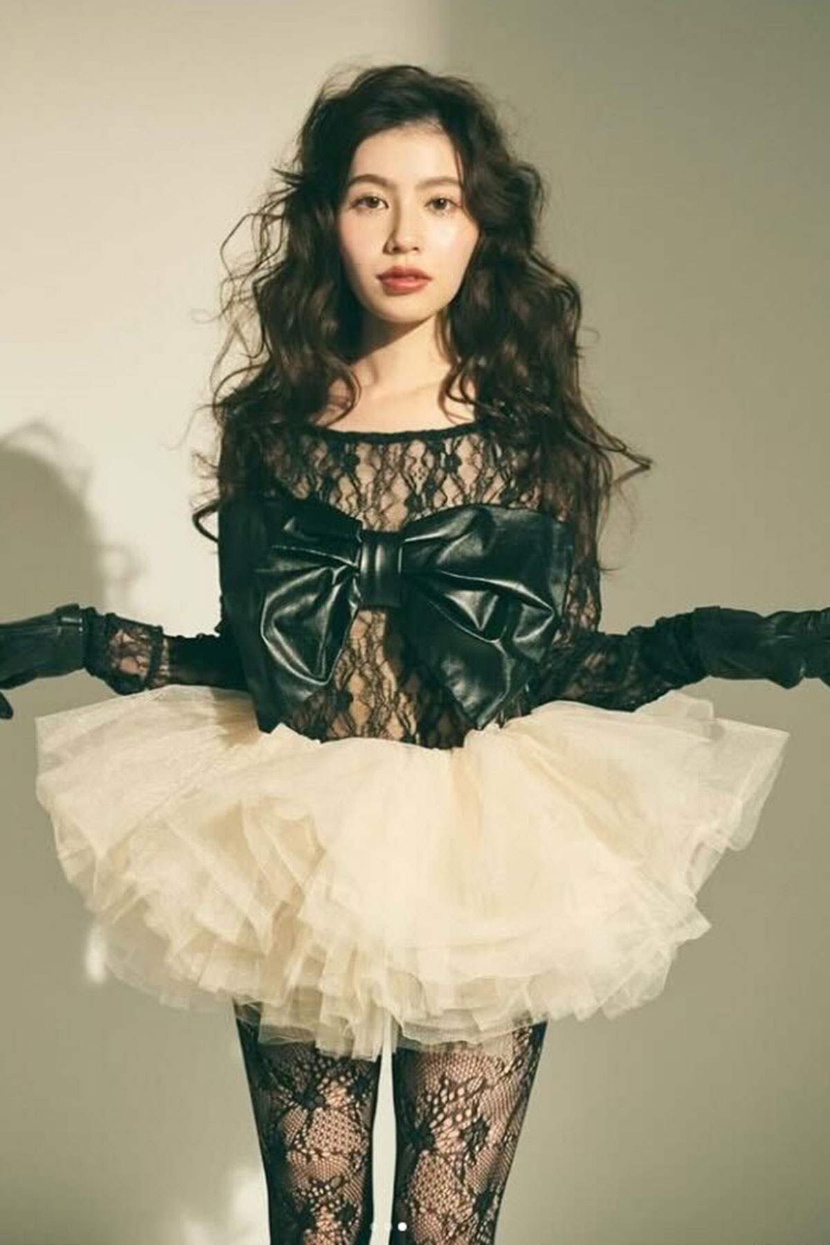 モデルらしく、黒網タイツのキュートな衣装を着たリンダカラー（写真・本人のInstagramより）