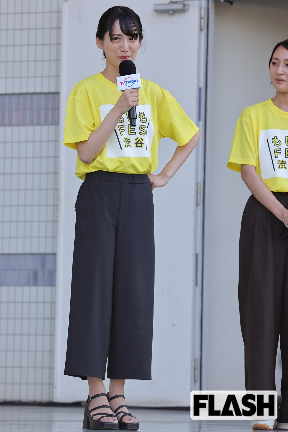 マイクを片手に慣れた様子でステージに立つ山本倖千恵アナ