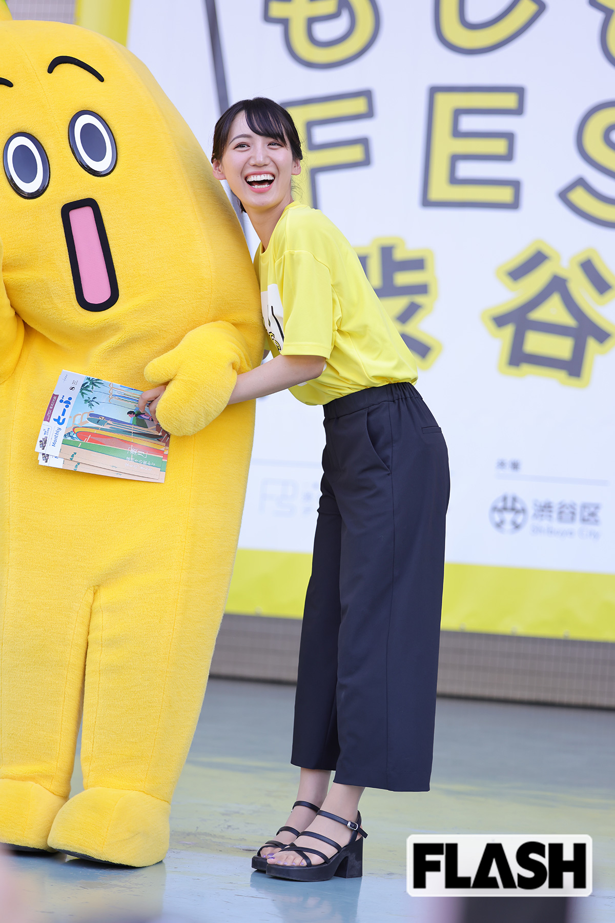 テレビ東京のマスコット、ナナナに抱きつく山本倖千恵アナ