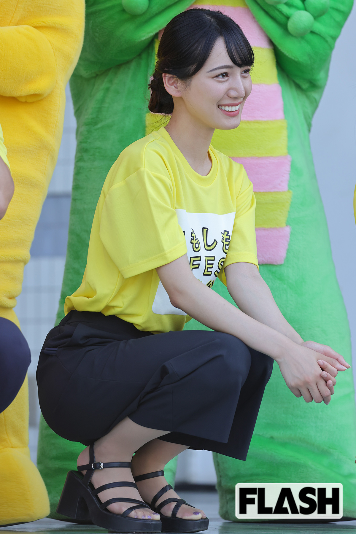 笑顔でポーズを取る山本倖千恵アナ