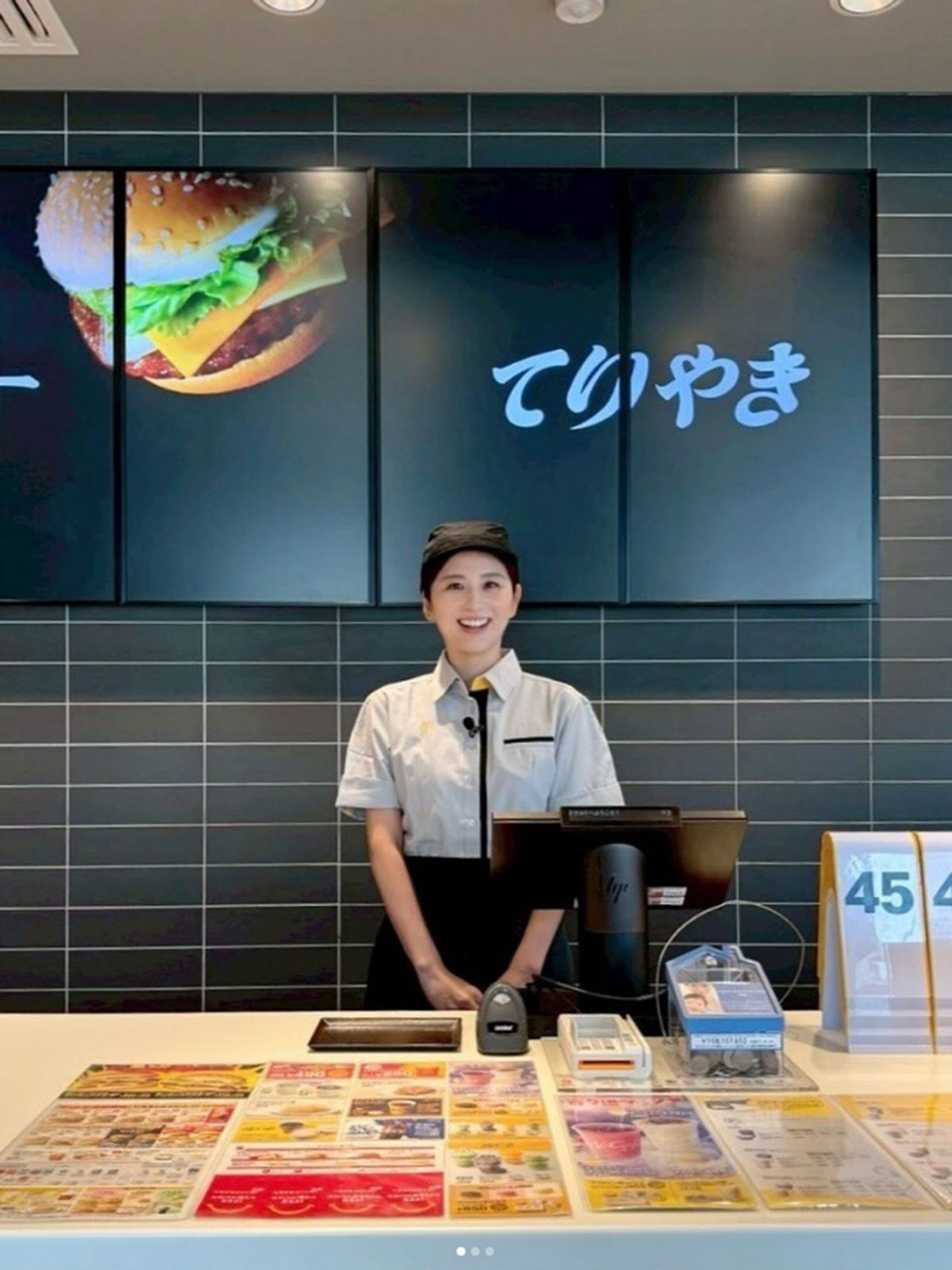番組の企画でマクドナルドで働いた宇賀なつみ。じつに23年ぶりだという(本人のInstagramより)