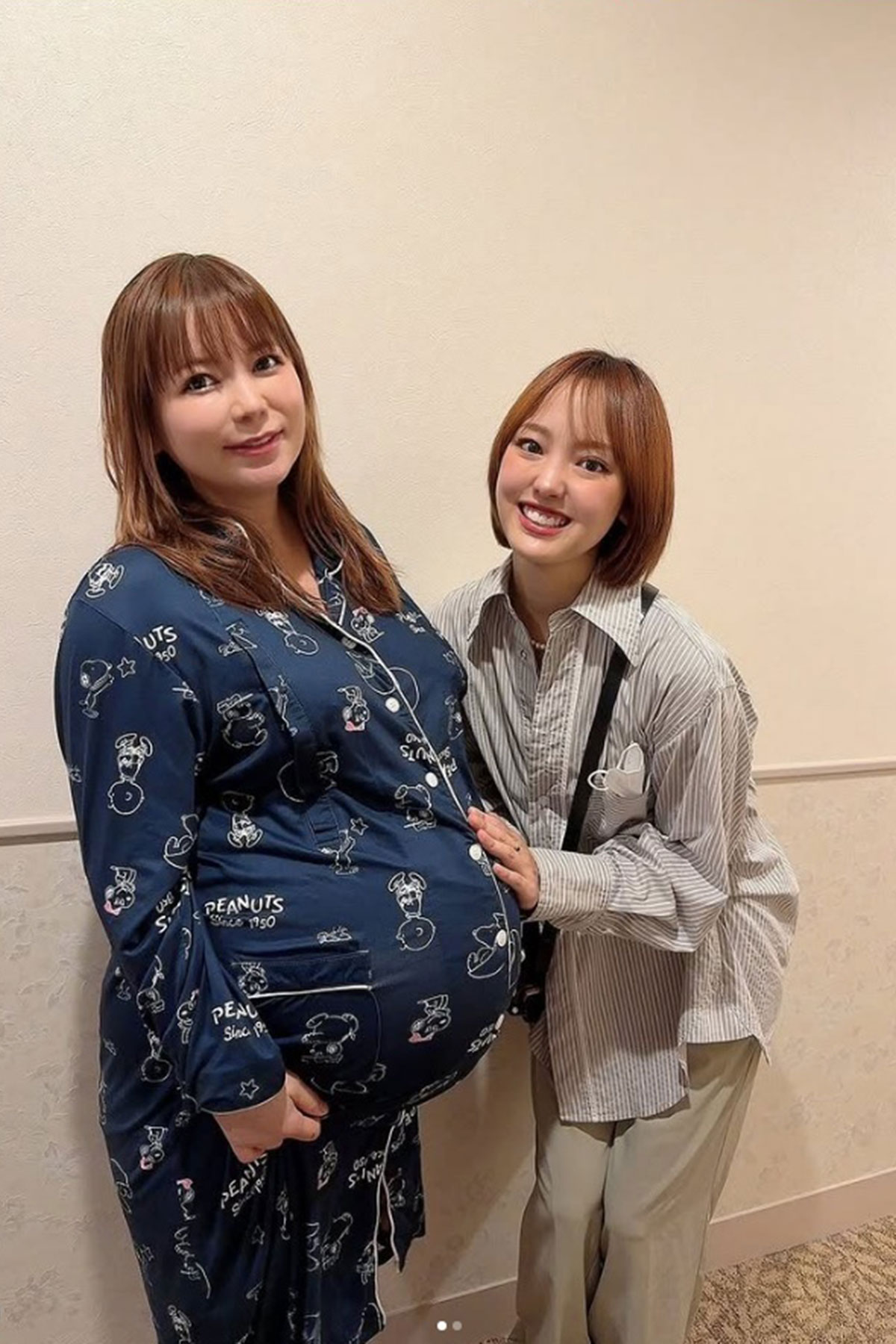 中川翔子のお腹をさわる元モーニング娘。メンバーの飯窪春菜(写真・本人Instagramより)