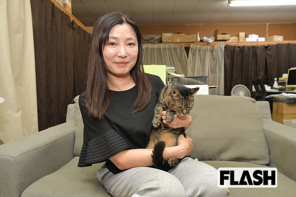 事務所に暮らす看板ネコのウリちゃん（7）と社長の娘さん。無理に起こして撮影したので不機嫌そうでした（写真・馬詰雅浩）