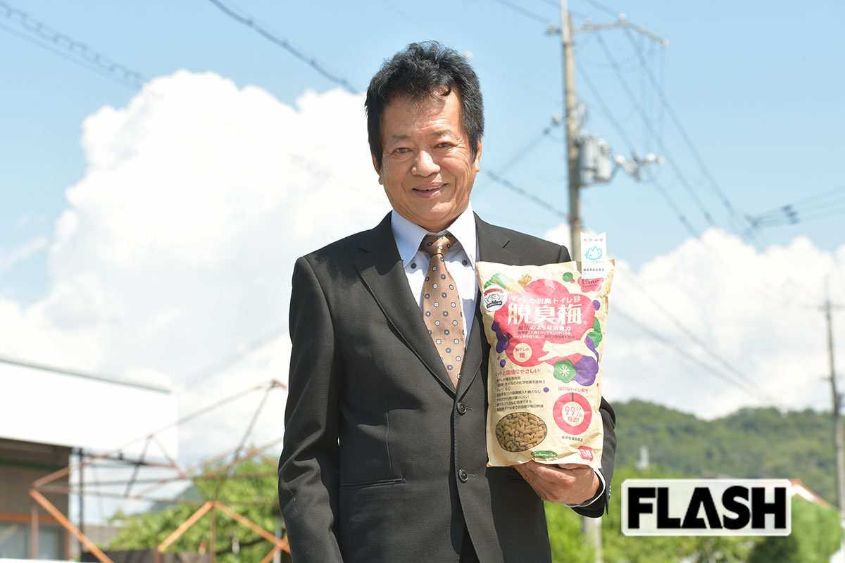 開発者のセンターバレイ・中谷武世社長。「脱臭梅」を手に（写真・馬詰雅浩）
