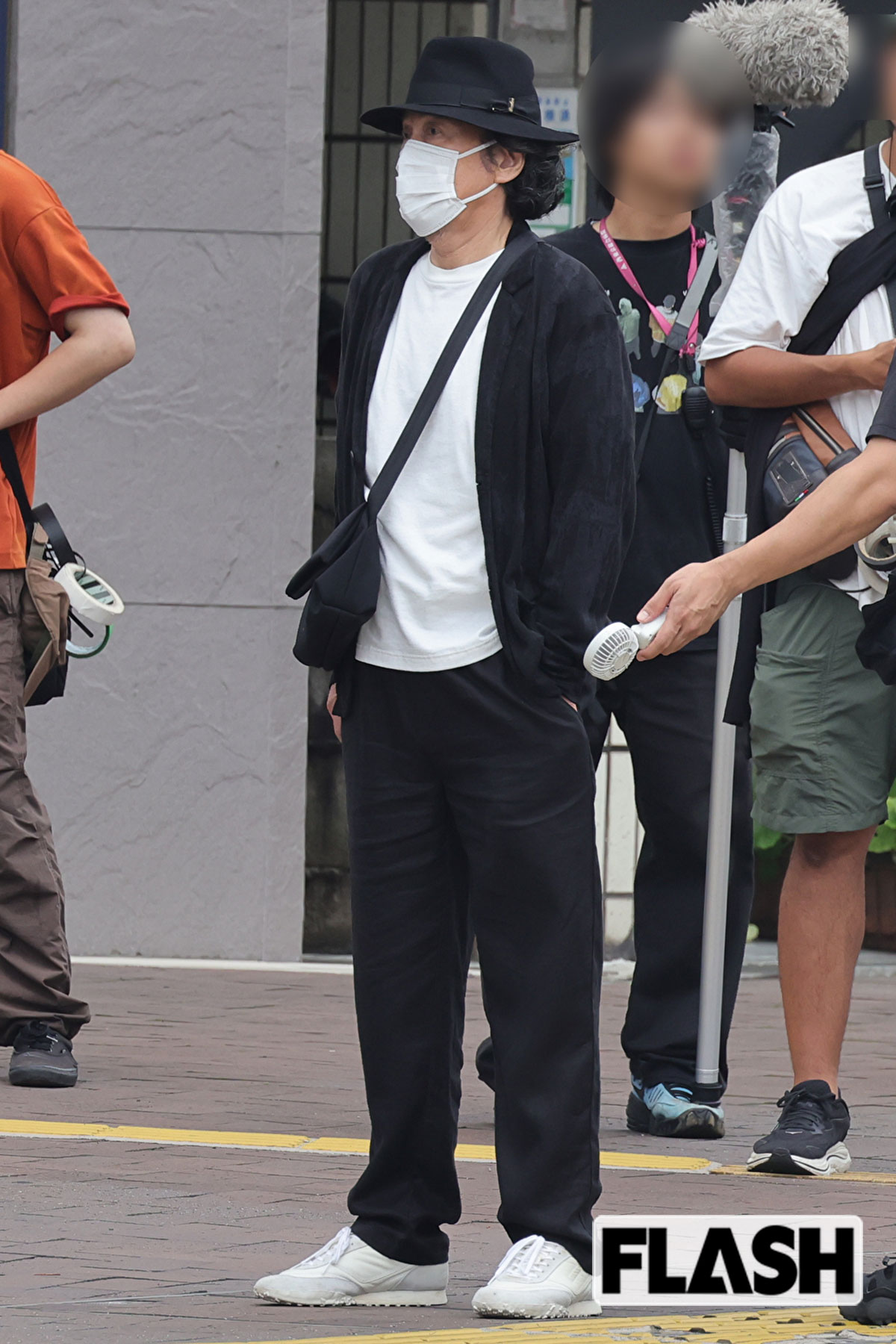 目深にかぶった帽子とマスクの“不審者スタイル”の役所広司