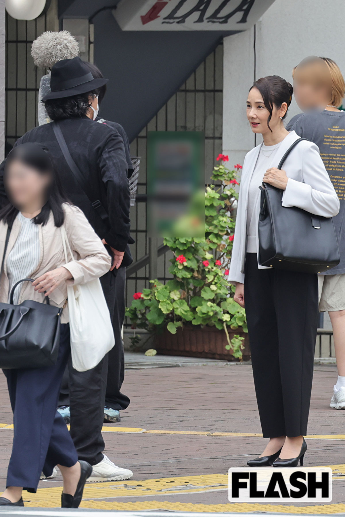 真剣な表情で役所広司と話をする吉田羊