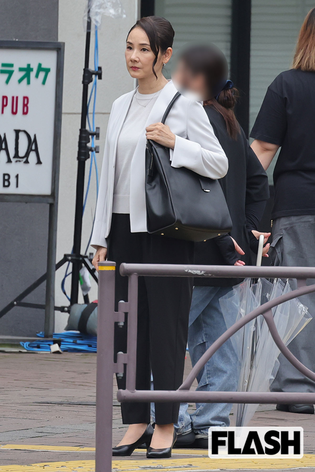 深刻な表情を浮かべる吉田羊