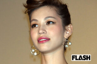 水原希子、歌舞伎町でミニスカ姿をキャッチ！ 花束片手に会いにいった “意外な俳優” とは