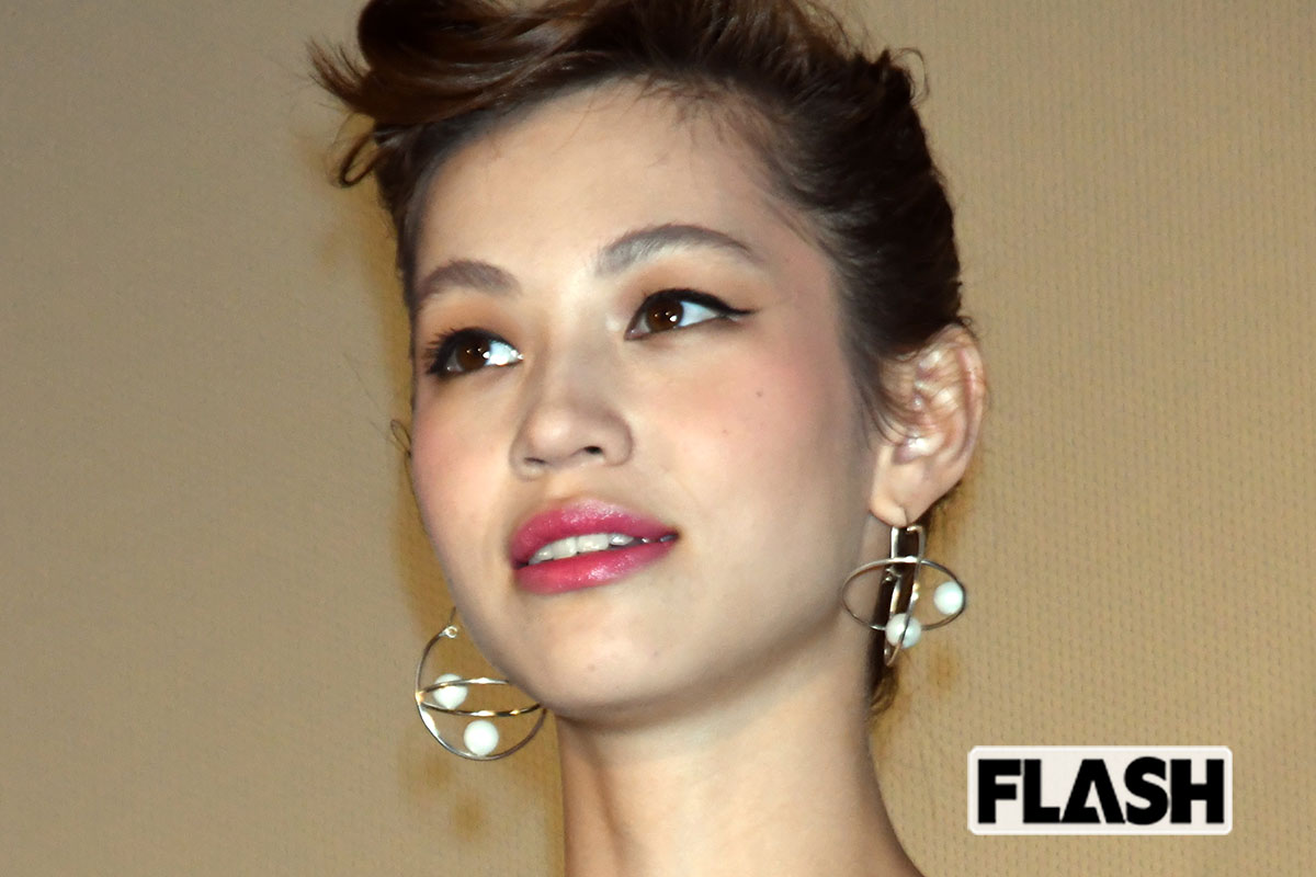 水原希子、歌舞伎町でミニスカ姿をキャッチ！ 花束片手に会いにいった “意…