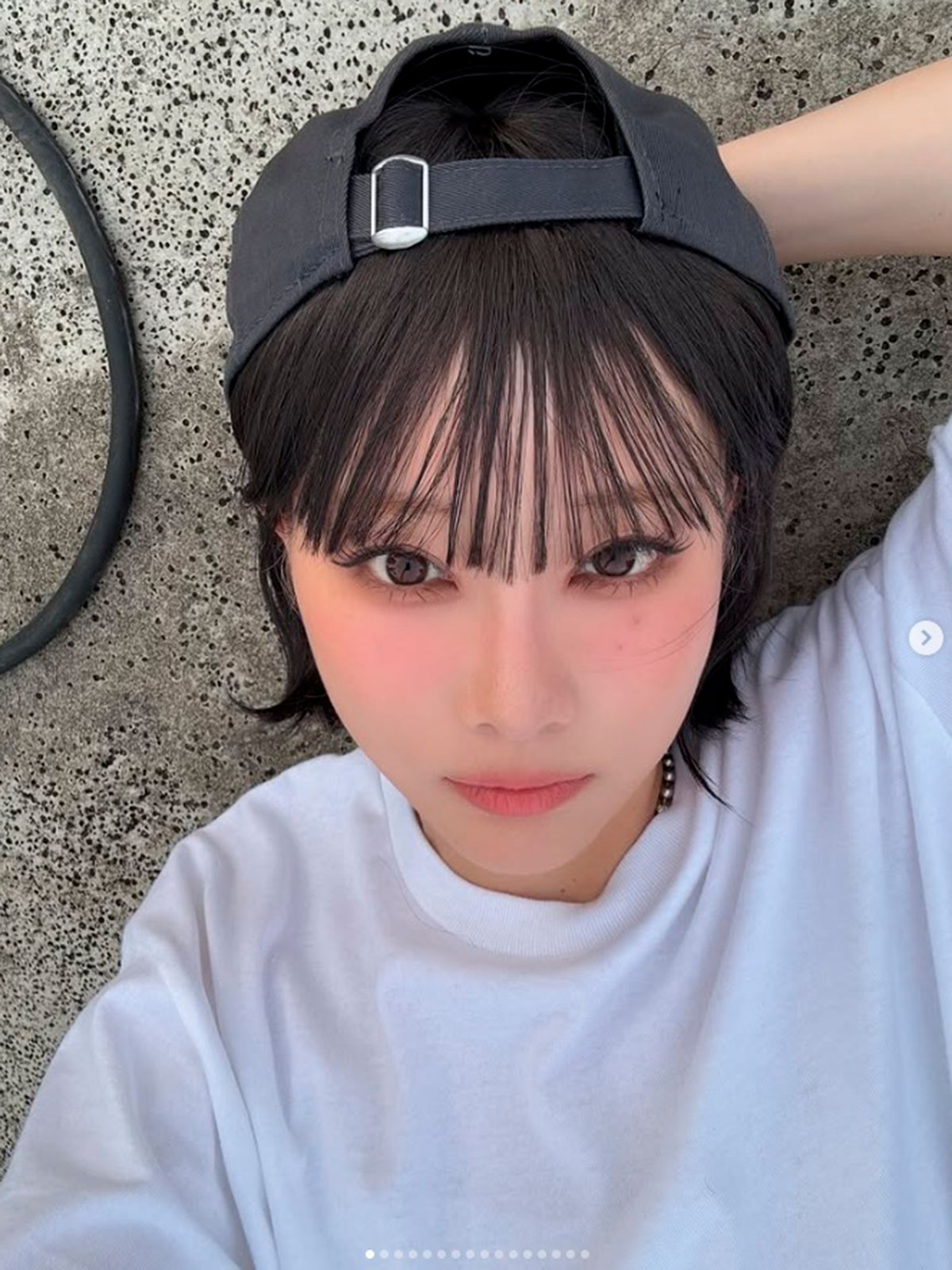 黒髪ショートにイメチェンした重盛さと美。定番の金髪ヘアから変化した(本人のInstagramより)