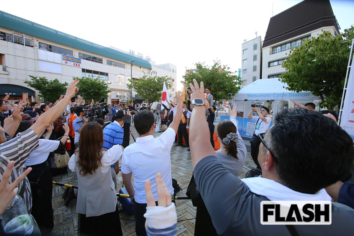 「1、2、参政党！」のかけ声は支持者の一体感を生む反面、外から見れば異様な光景に映る（写真・金谷千治）