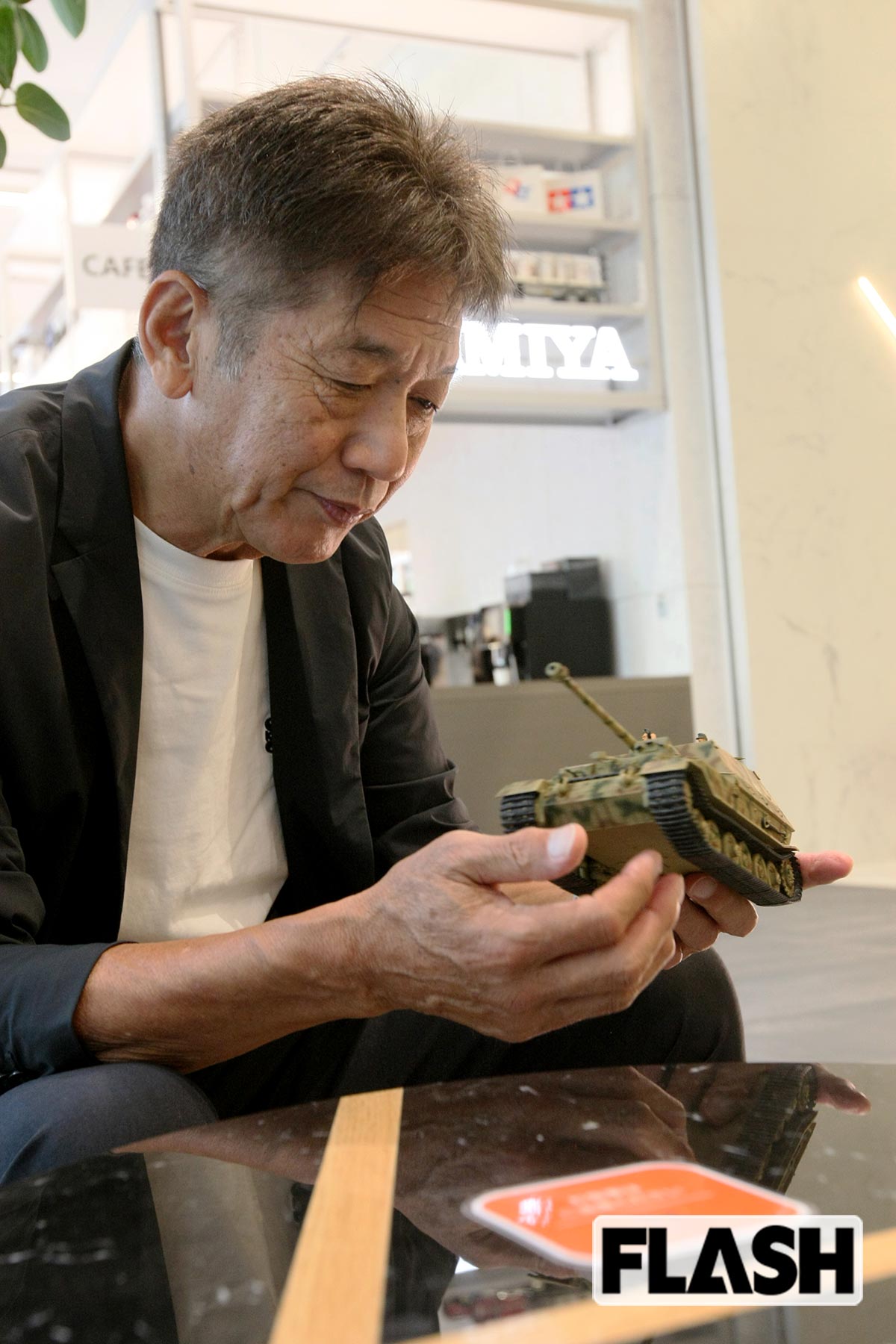 「特にドイツのタンクは色っぽくて好きだね」と笑う高橋慶彦