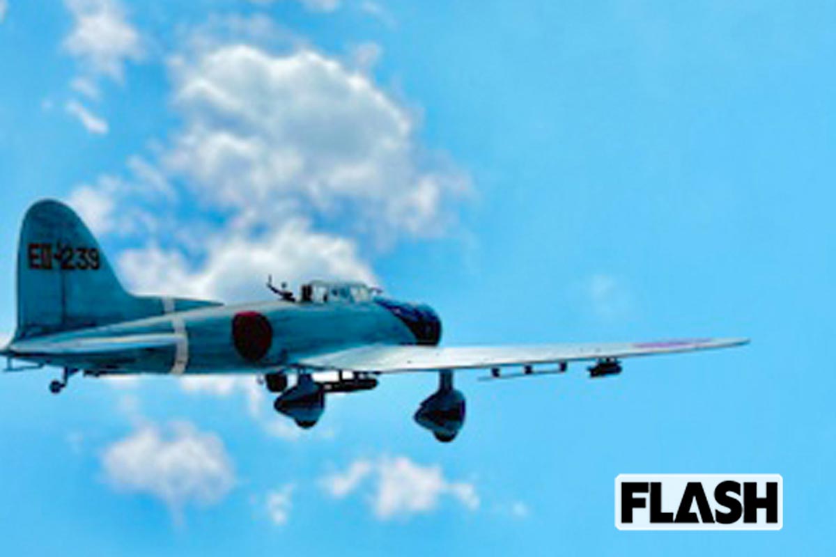 (自作公開!)春風亭昇太が、自作の「九九式艦上爆撃機」を飛ばした一枚。尾翼の左側を持ってパチリ