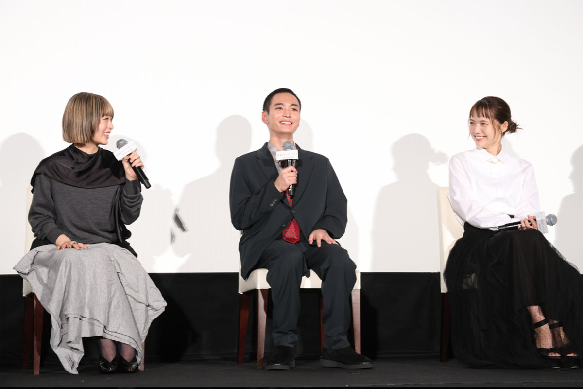 映画『秒速5センチメートル』の初日舞台挨拶に登壇した森七菜(左)。中央は青木柚、右は宮崎あおい。『秒速5センチメートル』の公式Xに10月10日投稿)