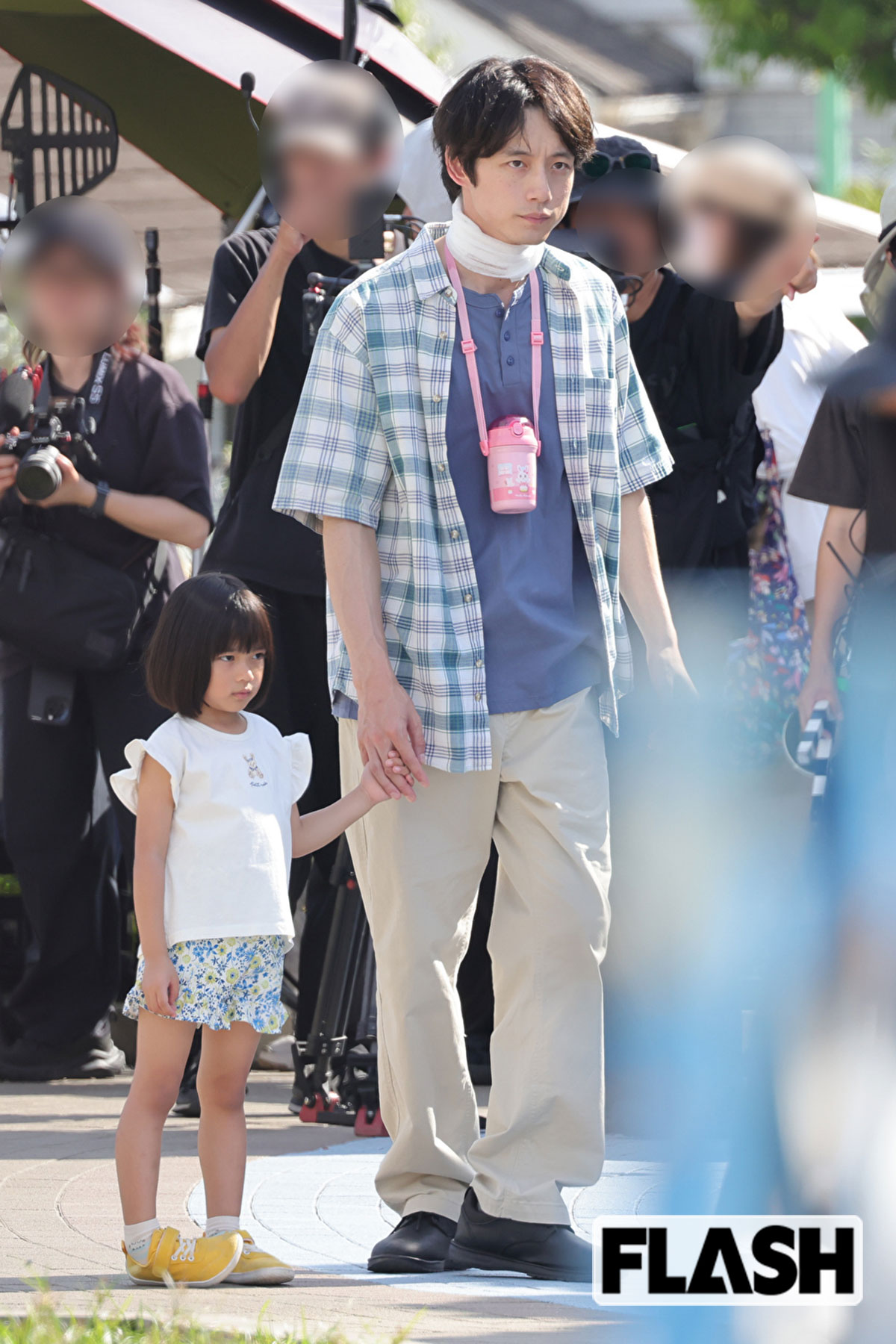 子役の女の子の手を引く坂口健太郎