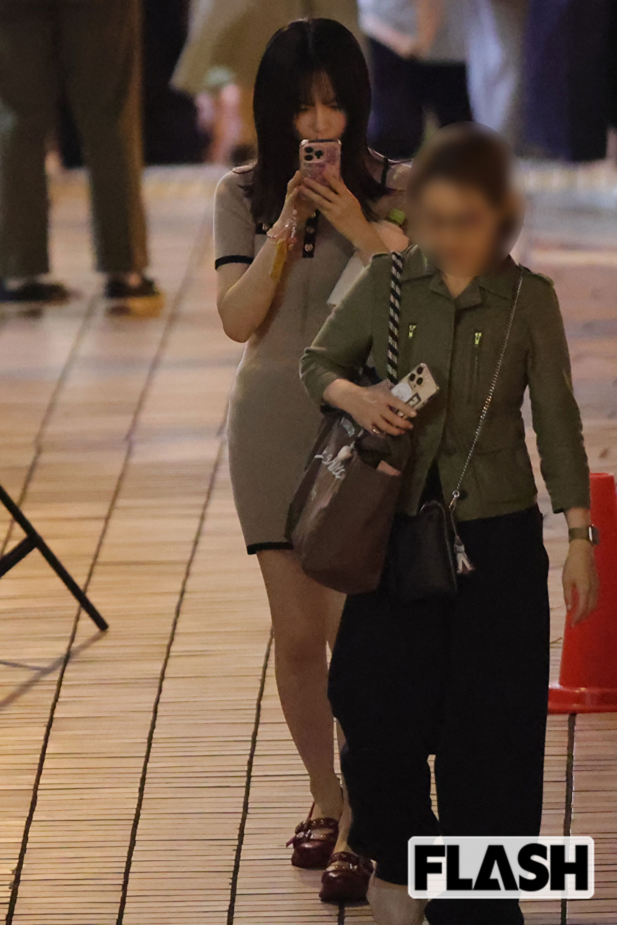 真剣にスマホを見つめる島崎遥香
