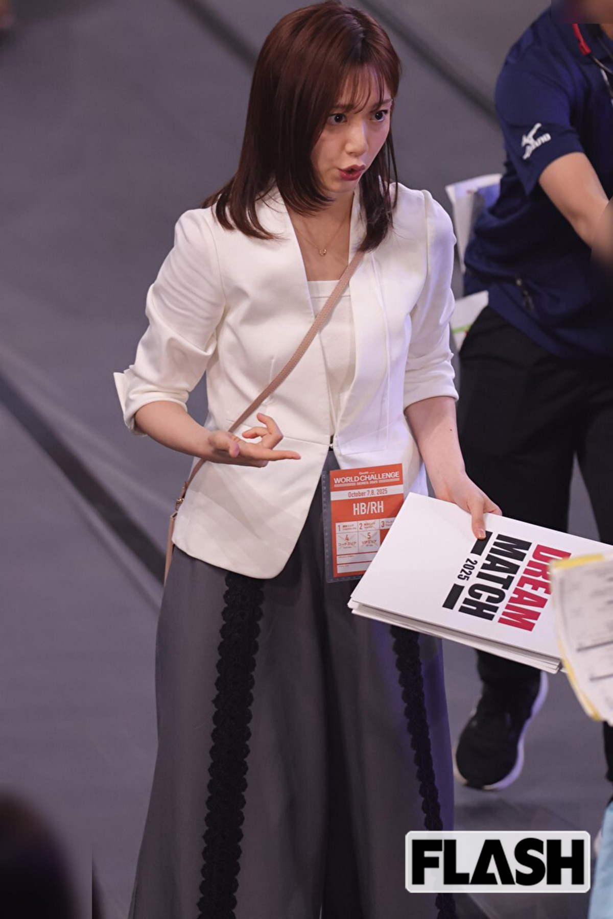 真剣な表情で打合せをする佐久間みなみアナ
