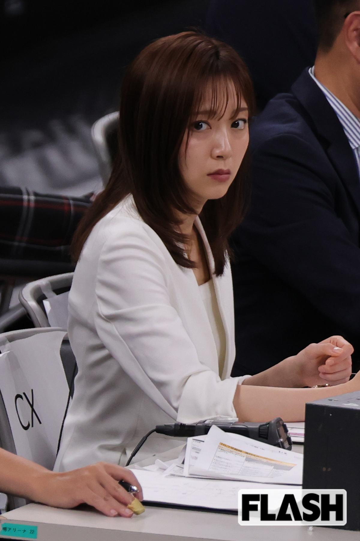 実況席から熱心に試合を観ていた佐久間みなみアナ