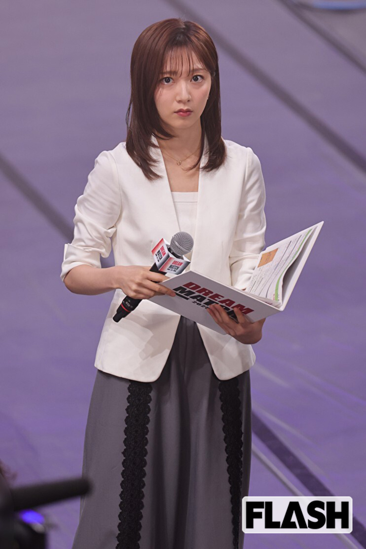 熱心に台本を観る佐久間みなみアナ