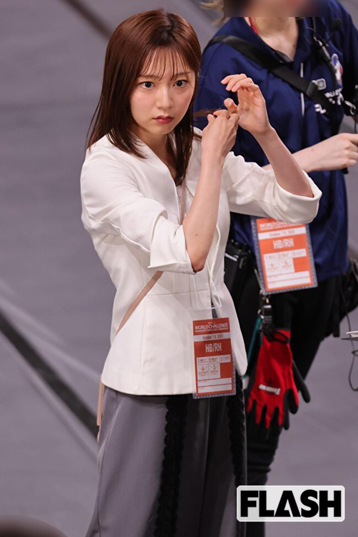 髪の毛を触る佐久間みなみアナ