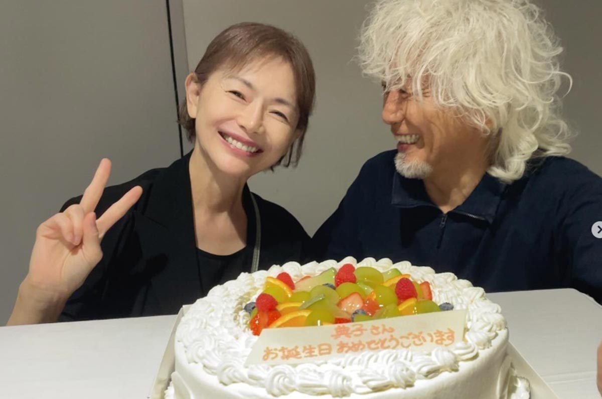 青田典子が自身の誕生日を夫婦で祝う様子を投稿した。ファンは夫・玉置浩二の毛量に驚いた様子だ（写真・本人Instagramより）