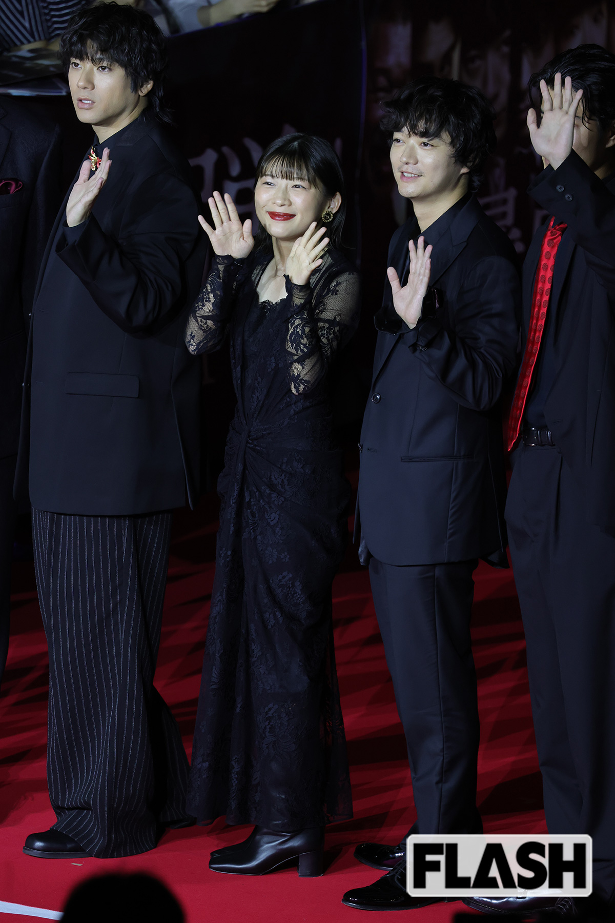 ファンに手を振る伊藤沙莉