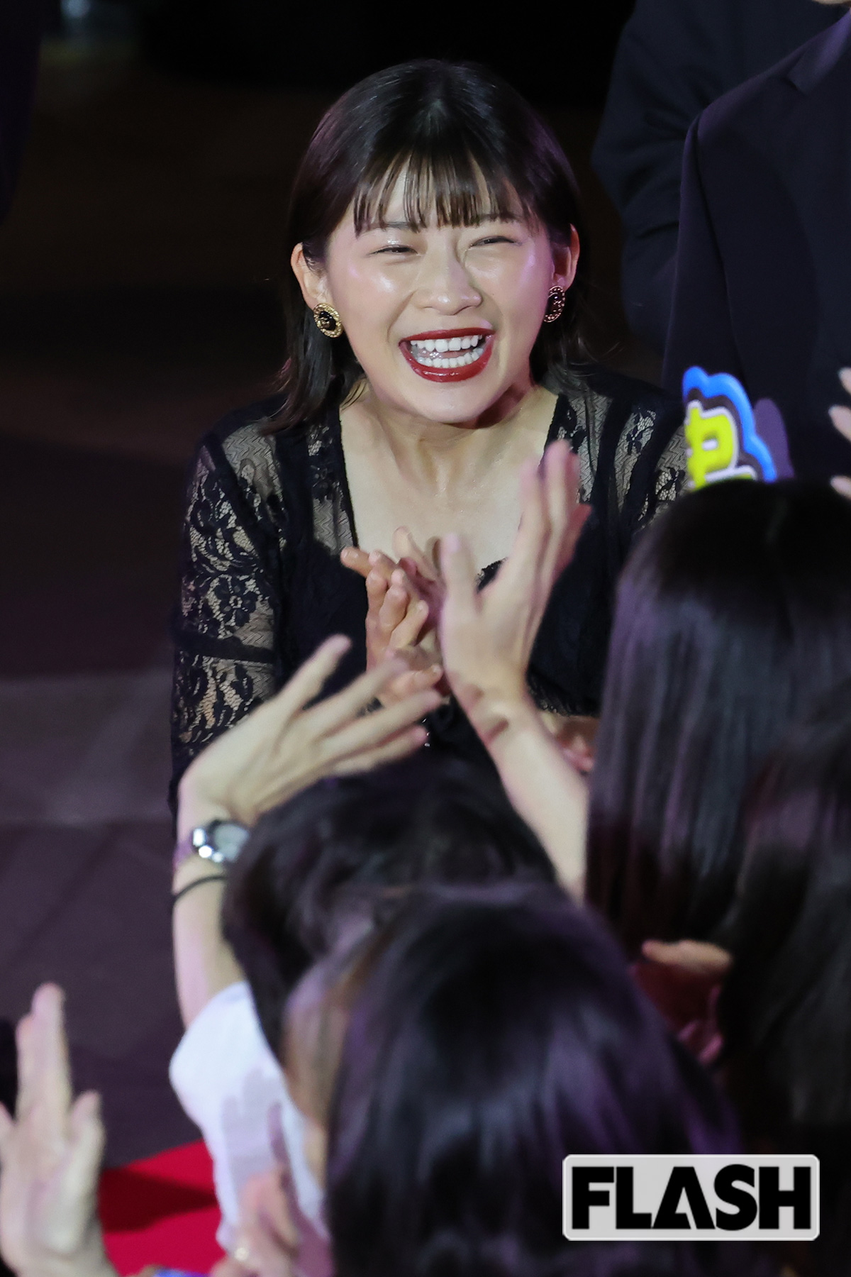 ファンの声援に相好を崩す伊藤沙莉