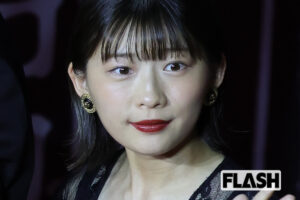 伊藤沙莉“妖艶”黒ドレスで見せた“変顔”連発の自由ぶり『虎に翼』スピンオ…