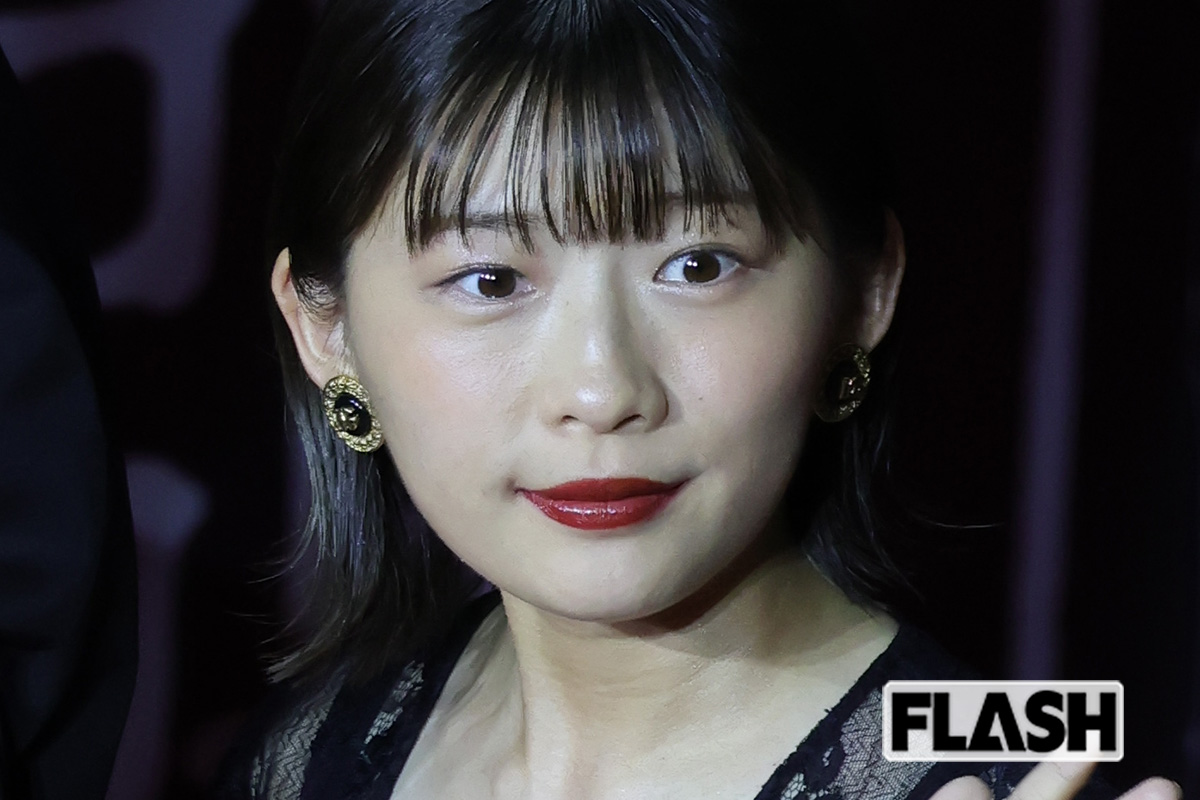伊藤沙莉“妖艶”黒ドレスで見せた“変顔”連発の自由ぶり『虎に翼』スピンオ…