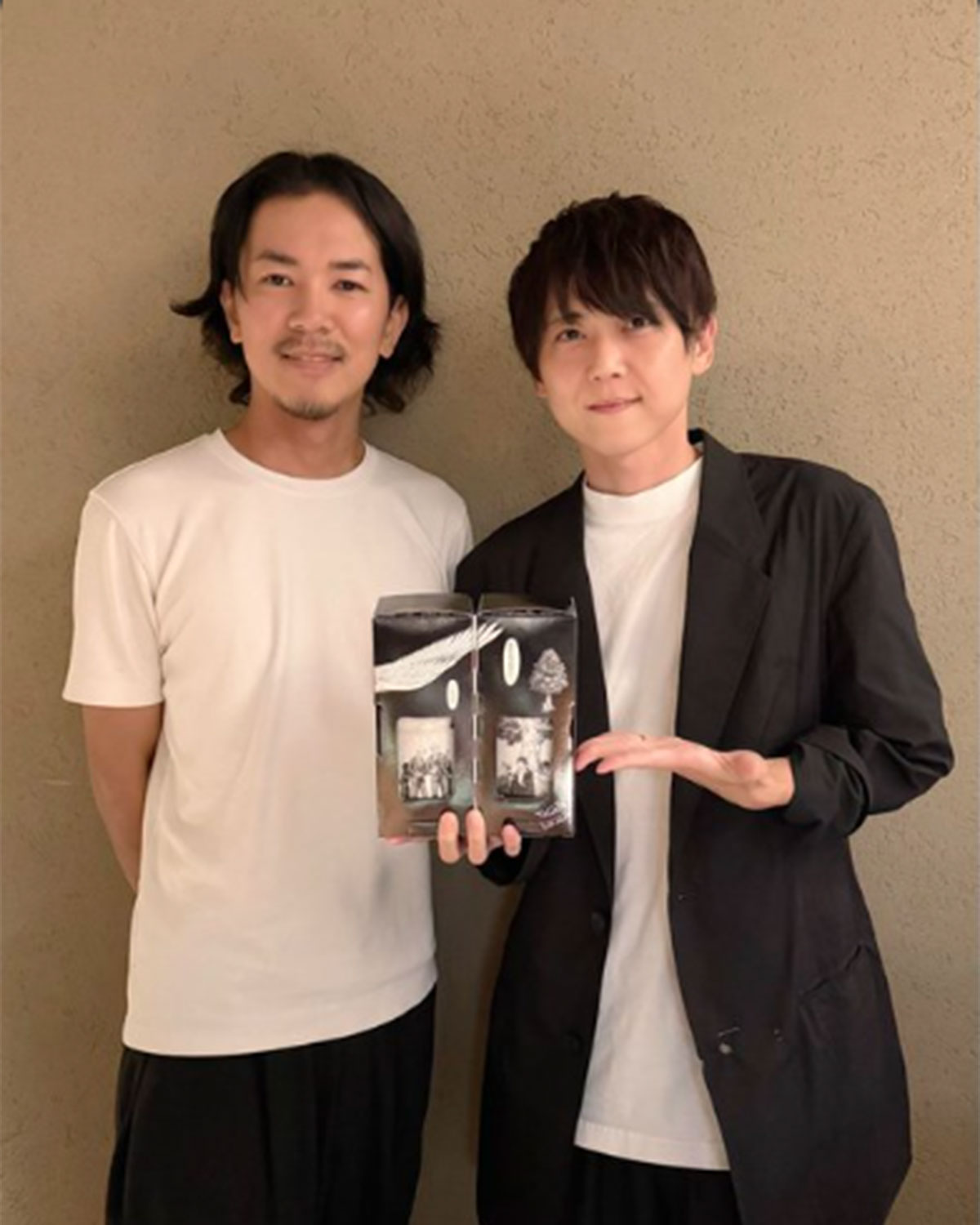 梶裕貴のXより。梶（右）の隣でたたずむのが『進撃の巨人』作者・諫山創氏。連載当時のビジュアルからの変化に「イケメン過ぎてビビった」などの声が続出している
