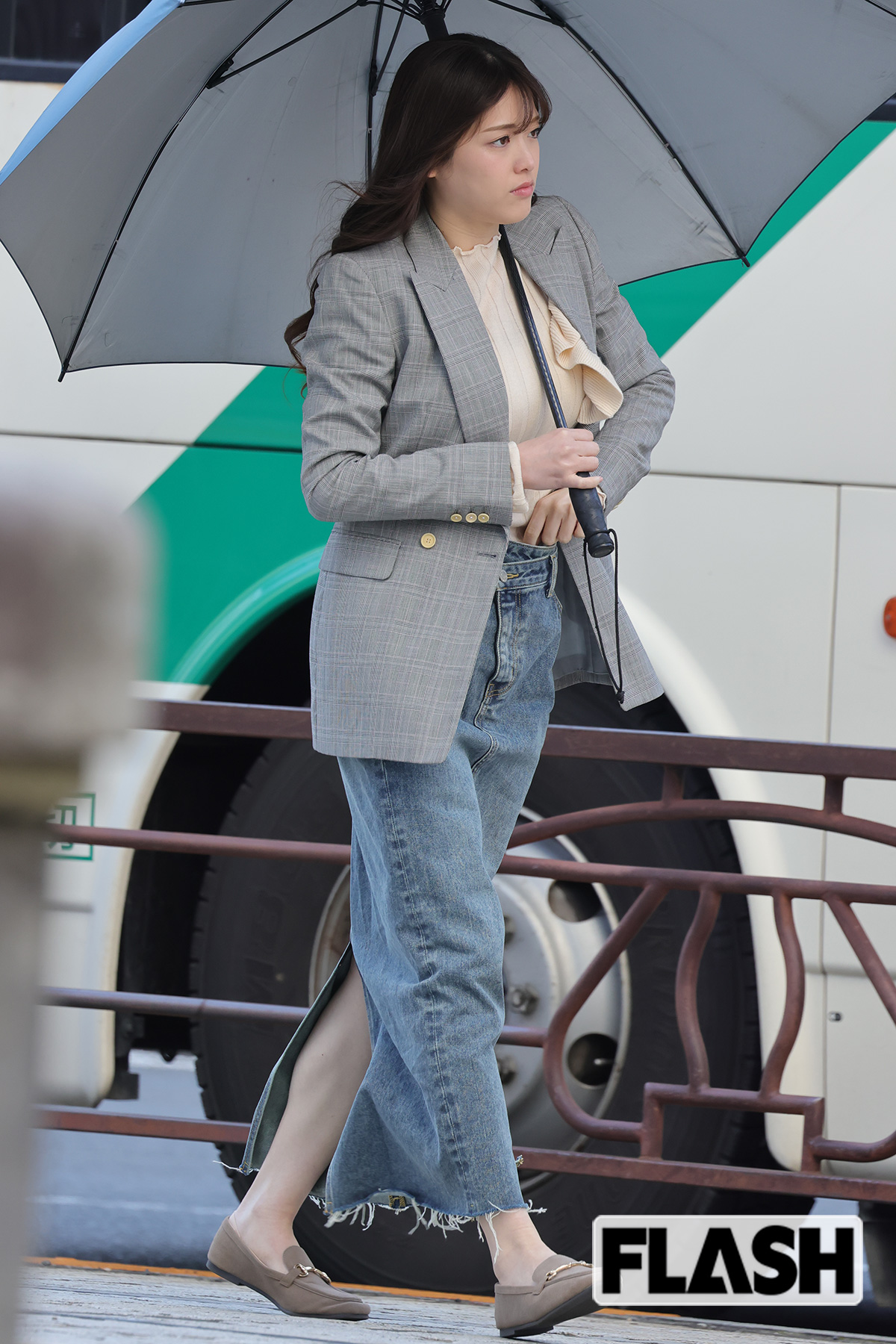 日傘を指しながらロケ現場に向かう松村沙友理
