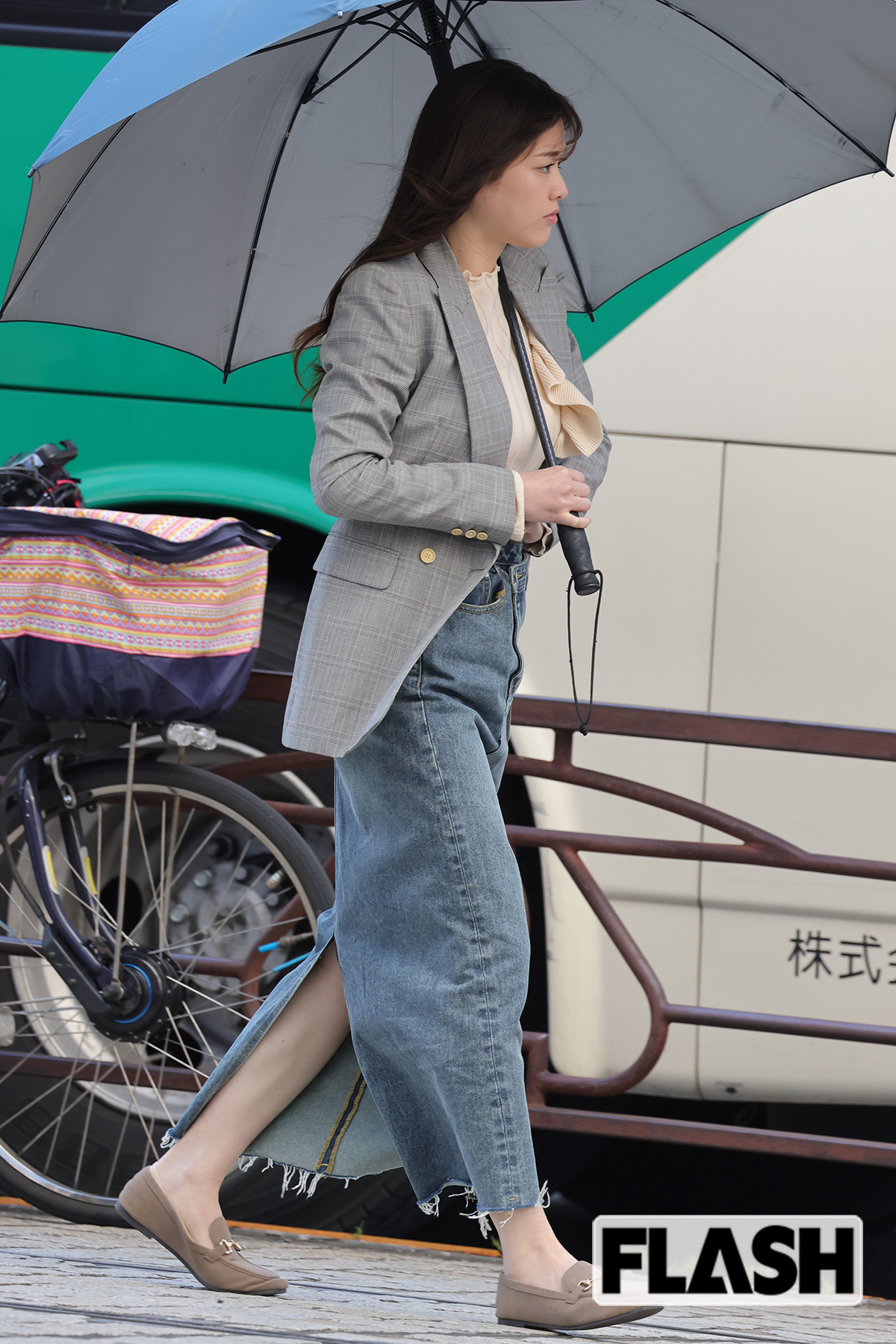 ロングのデニムスカートを着こなす松村沙友理