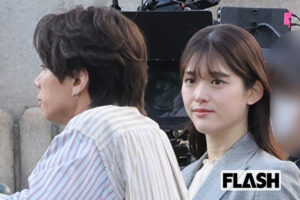 松村沙友理、ドラマロケで北山宏光と橋上“デート”姿　元アイドルらしからぬ…