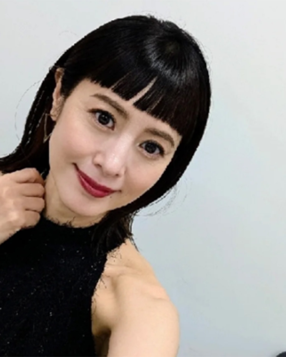 さとう珠緒が『ぐるぐるナインティナイン』で披露したクレオパトラ風の“ぱっつんヘア”(写真・本人Instagramより)