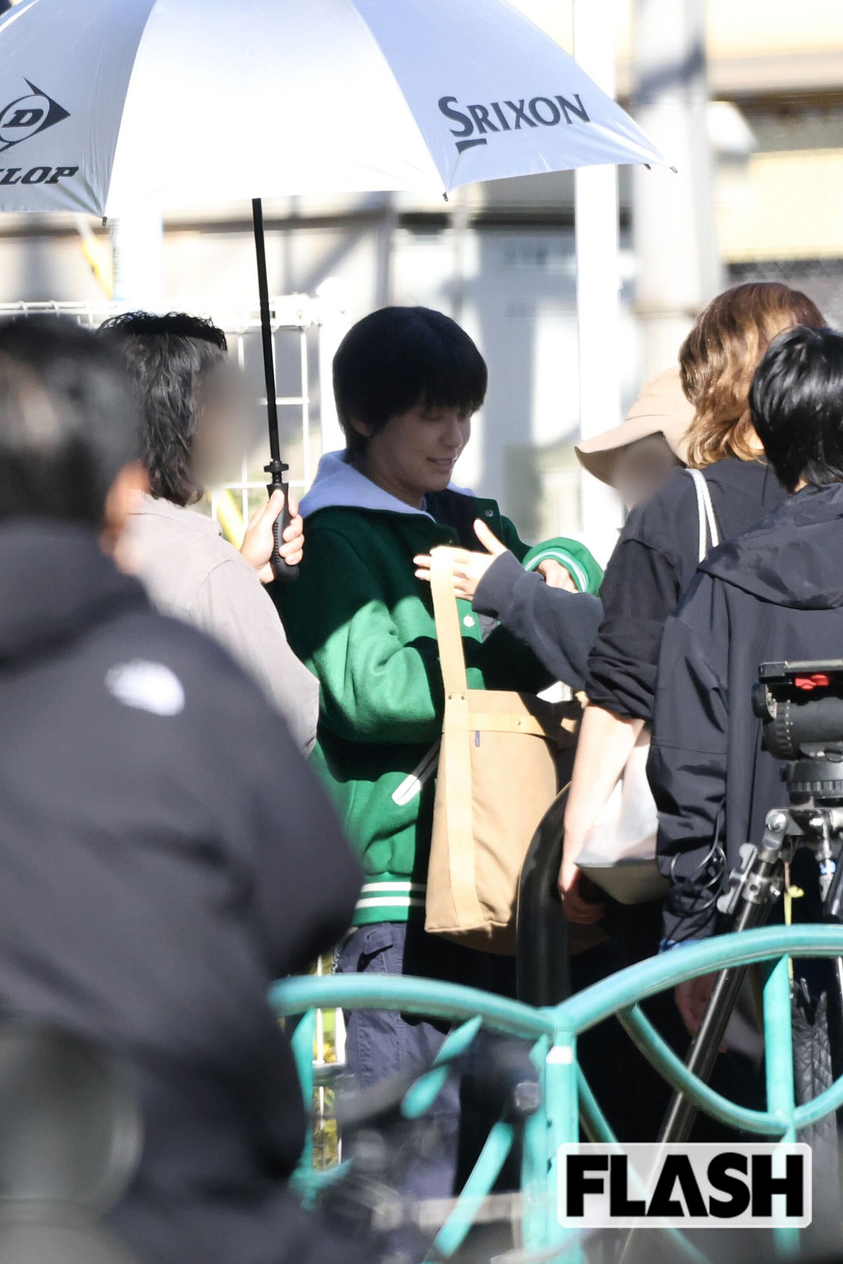 休憩中には、手越がスタッフと楽しそうに会話する場面も(写真・伊藤 修)