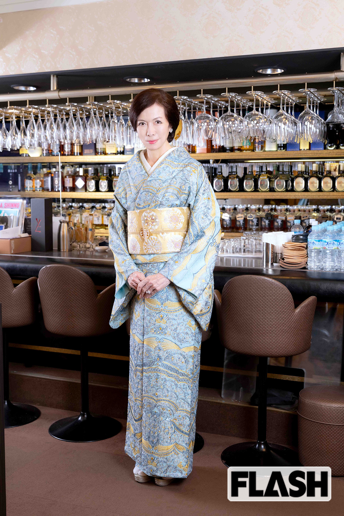 石破首相はチキンラーメン、安倍元首相はカラオケが大好き…銀座ママが明かす酒席での “男気” とは