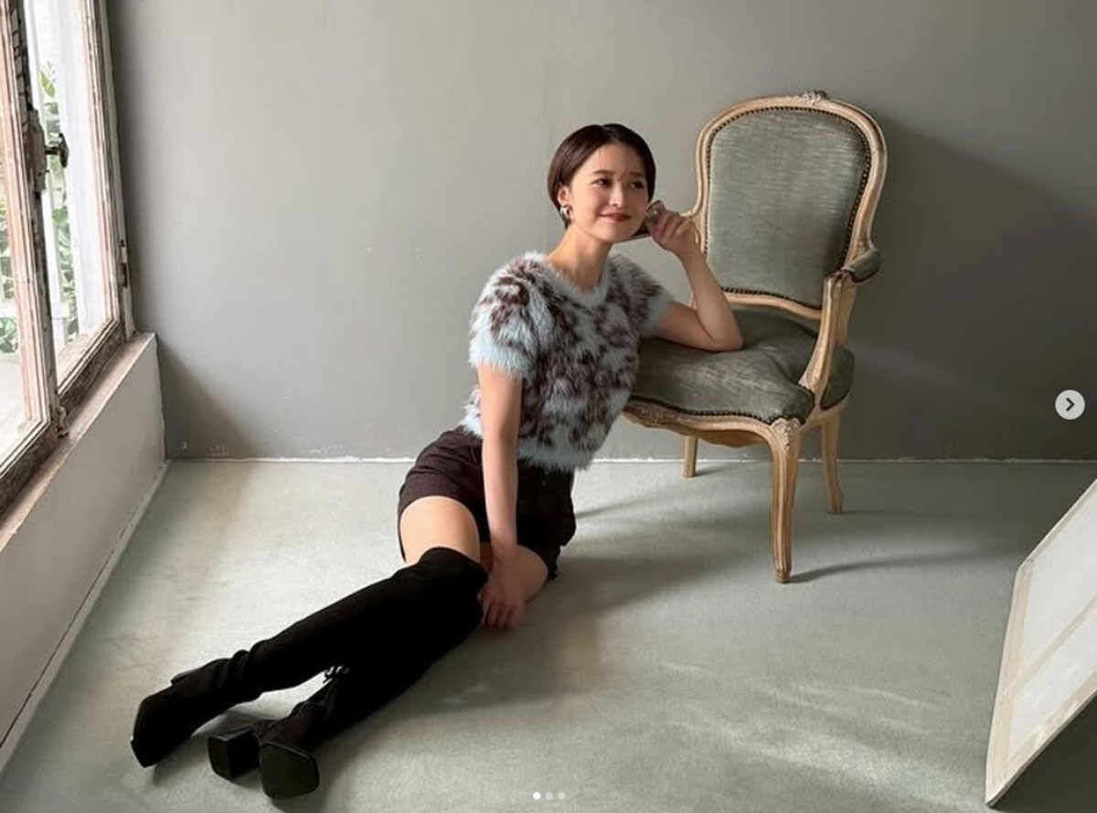 ミニ丈パンツにニーハイブーツを履いた写真を投稿し、カレンダーのPRをする渡邊渚(写真・本人Instagramより)