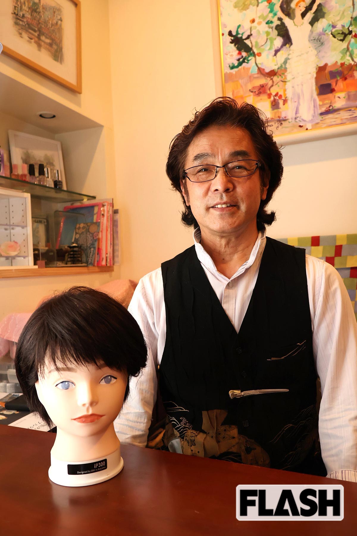 「LUNEX」の新井さんと、早苗カットの練習用マネキン