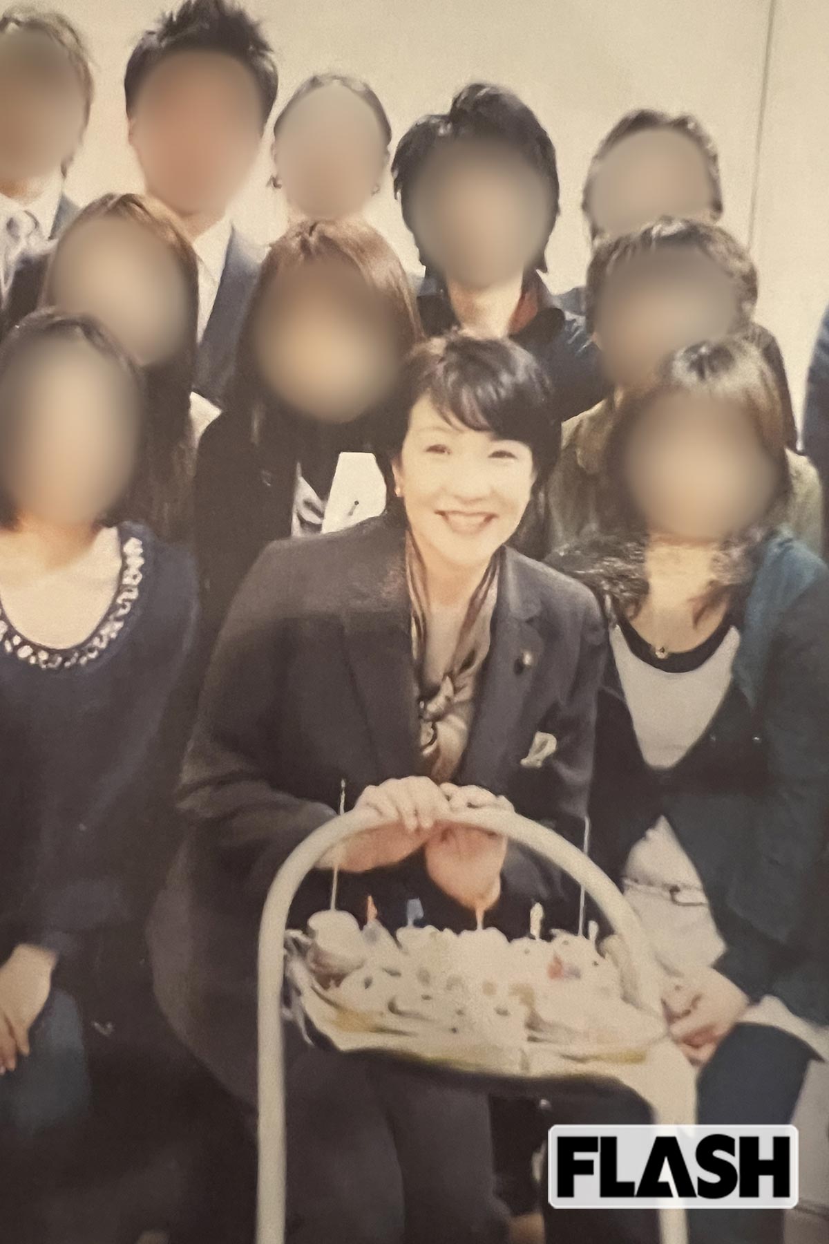 2008年、奈良で開かれた高市氏の勉強会に参加した新井さんらの写真。「たまたま、その日が高市さんの誕生日で 勉強会の終わりに、サプライズでバースデーケーキでお祝いしたんです」(新井さん)