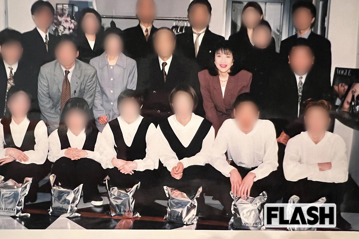 1996年4月、新井さんの会社の入社式にかけつけた高市氏。このころはまだ髪が長い。しかし、同年の11月に新進党を離党し、12月には自民党入り。ショートカットになる直前の写真だ