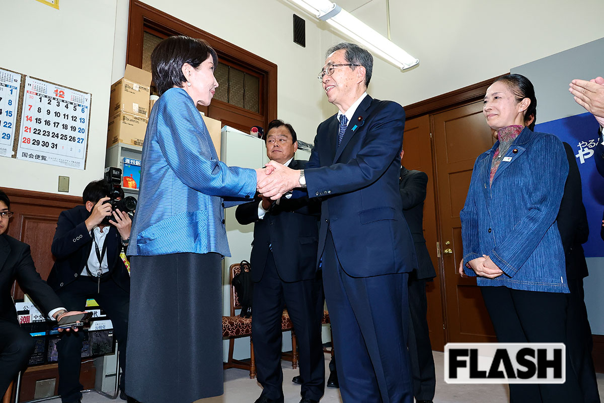 目を合わせて握手をかわす高市早苗首相と公明党の斉藤鉄夫代表（写真・長谷川 新）