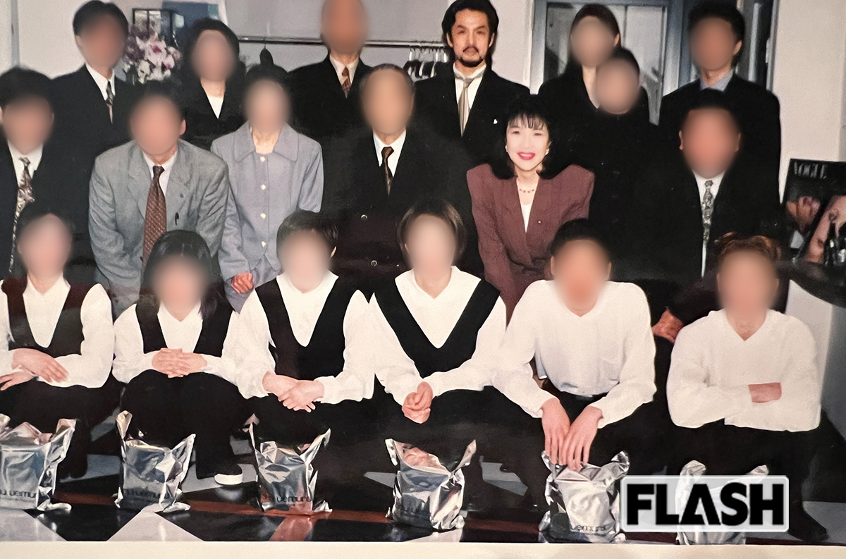 1996年4月、新井さんの会社の入社式にかけつけた高市氏。このころはまだ髪が長い。しかし、同年の11月に新進党を離党し、12月には自民党入り。ショートカットになる直前の写真だ
